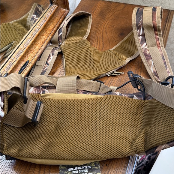 Camo Hunter’s Harness. Pro grade. Ballistic Nylon. Many storage areas. - Picture 11 of 14